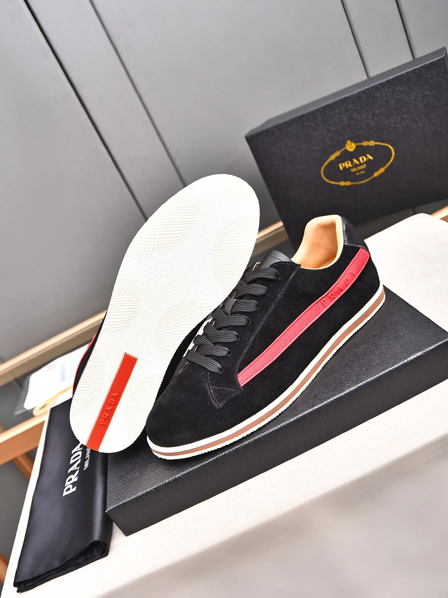 Men's shoes 💰440 Prada/Prada's new men's thin-soled casual shoes, fashionable and elegant style. Made of first-layer frosted cowhide. The lining is soft, comfortable and breathable. The shoe body is marked with letter LOGO. The details are carefully crafted. Lightweight foam sole, fashionable and versatile! Size: 38-44 (45 customized)